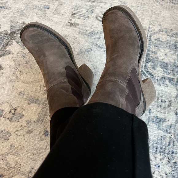 Striking grey suede Chelsea boots with 3” inch heel - Picture 4 of 5